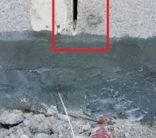 Jour entre deux parpaings que j'ai signalé au chef de travaux et qu'il à agrandi pour le boucher avec le crépi, professionnel ?, à vous de voir !?