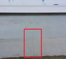 Fissures sur un appuie de fenêtre qu'ils on changé à ma demande le jours du crépi , peut être mal posé ? voir photos sur les autres appuie de fenêtres, professionnel ?, à vous de voir !?