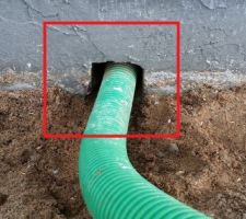 Trou que j'ai vu en nettoyant les fouilles et que j'ai signalé au maçon et qu'il à reboucher puis toujours sur ma demande fini à l'hydrofuge, professionnel ?, à vous de voir !?