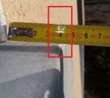 Visiblement une erreur de mesure et de pose, 4cm d'un cot et 5cm de l'autre, professionnel !?  vous de voir.