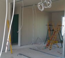 Vue du garage chambre 2 à gauche chambre 1 en face en sdb