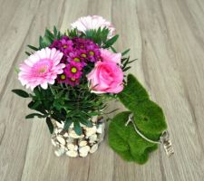 Pot de fleur fabriqué simplement avec une boite de conserve sur laquelle j'ai collé des petits morceaux de bois de tailles différentes