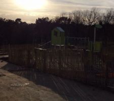 Quelques photos.
Photo vue arri&egrave;re avec l'aire de jeu.