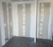 Placo terminé, joint terminé, carrelage terminé
