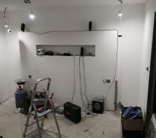 Tete de lit enduite, eclairage spot en cours d'installation...