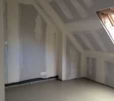 Chambre 3. Reste a faire autour du velux qui a été changer pour malformation.
