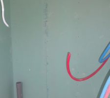 évacuation du lavabo de salle de bain qui doit être de l'autre côté de la cloison