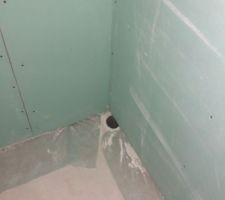 évacuation du bain en plein milieu de la cloison