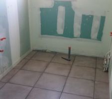 Carrelage de la salle de bain, le même qu'au rdc.