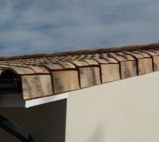3 tuiles légèrement soulevées