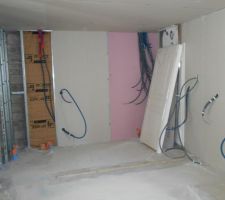 Placo sur le p&eacute;riph&eacute;rique de la maison et d&eacute;but du cloisonnement