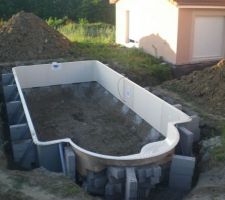 Piscine en attente de la remise des terres