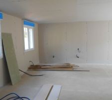 Placo sur le p&eacute;riph&eacute;rique de la maison et d&eacute;but du cloisonnement