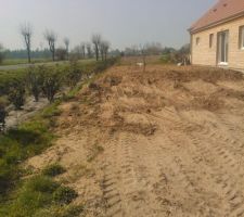 Un peu de remblai sur le terrain mais besoin de beaucoup de terre encore!