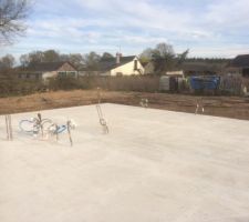 Les dunes de terre ont été aplaties et réparties sur tout le terrain