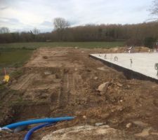 Les dunes de terre ont été aplaties et réparties sur tout le terrain