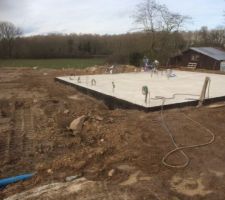 Les dunes de terre ont été aplaties et réparties sur tout le terrain