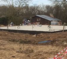Les dunes de terre ont été aplaties et réparties sur tout le terrain
