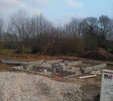 Rangs de parpaings pour monter le vide sanitaire. Ca prend forme.
