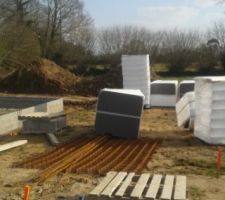 Livraison des matériaux pour l'isolation de la dalle.