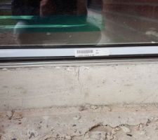 Une fissure en dessous du châssis de la porte de cuisine!? D'après notre conducteur, pas de soucis, nous avons un doute! En tout cas mail et photos envoyé,  en cas de procédure pour plus tard!