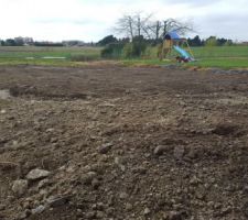 Égalisage de notre terrain! 1ère étape atteinte le tas de terre des fondations vide sanitaire de la maison. Reste plus qu'à ajouter de la terre vegetale, dans les semaines avenirs ! ! !