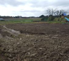 Égalisage de notre terrain! 1ère étape atteinte le tas de terre des fondations vide sanitaire de la maison. Reste plus qu'à ajouter de la terre vegetale, dans les semaines avenirs ! ! !