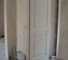 Porte du couloir, qui donne accès au sous-sol!
