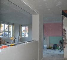 Vue du couloir de l'entrée : notre future verrière prend forme ! :) elle donnera sur la cuisine :)