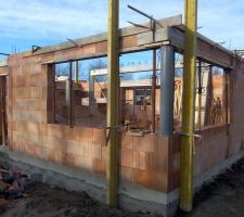 Périmètre en béton avant étage réalisé. Poutres de soutien intérieur en cours.