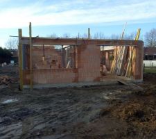 Périmètre en béton avant étage réalisé. Poutres de soutien intérieur en cours.