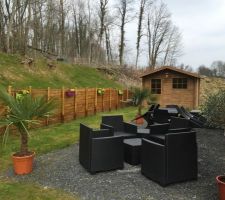 Jardinières et plantes méditerranéenne sur la terrasse