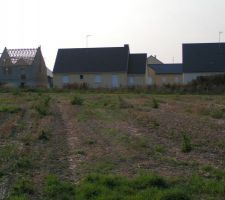 Le terrain avant construction : lotissement derri&egrave;re