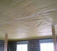 Pose du scotch pour étancher les jointure de la membrane