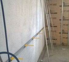 Pose de l'isolation sur les murs du RDC