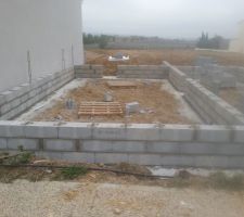 &Eacute;l&eacute;vation du vide sanitaire . Petit soucis avec le regard qui ne devait pas se trouver &agrave; cet endroit, apr&egrave;s 2 coups de t&eacute;l&eacute;phone ils devraient faire le n&eacute;cessaire. Par contre 2eme fois que j'essaye de  joindre le CDT pour deux soucis mineur et pas de r&eacute;ponse. ...
Je vais finir par lui mettre une petite charge et de faire la sourde oreille prochaine fois qu'il me demande un d&eacute;blocage de fond enfin heureusement que je peux compter sur le commercial qui pour l'instant et admirable.