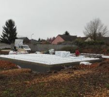 Le vide sanitaire arrive à la fin de sa construction. Quelqu'un pourrait me dire à quoi sert l'enduit sur les 2 rangs de parpaings les plus enterrés?