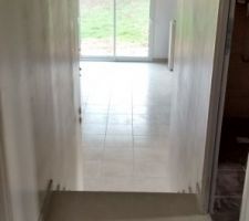Nous avons décidé de partir sur un carrelage beige clair afin que la maison garde soit encore plus lumineuse!