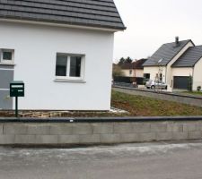 Les couvertines devant la maison ont été refaites ! Plus de découpe inesthétique donc.