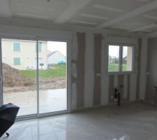 Carrelage, cloisons et d&eacute;but de pose des &eacute;l&eacute;ments techniques en cours