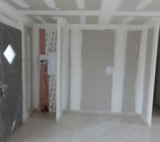 Carrelage, cloisons et d&eacute;but de pose des &eacute;l&eacute;ments techniques en cours