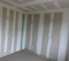 Carrelage, cloisons et d&eacute;but de pose des &eacute;l&eacute;ments techniques en cours
