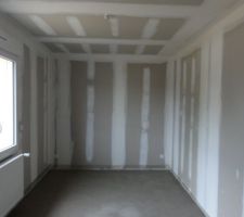 Carrelage, cloisons et d&eacute;but de pose des &eacute;l&eacute;ments techniques en cours