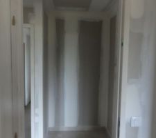 Carrelage, cloisons et d&eacute;but de pose des &eacute;l&eacute;ments techniques en cours