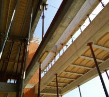 Coursive en porte &agrave; faux, b&eacute;ton arm&eacute;