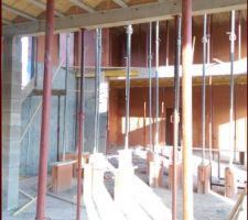 Vue int&eacute;rieure, RDC, vers vide sur s&eacute;jour au centre