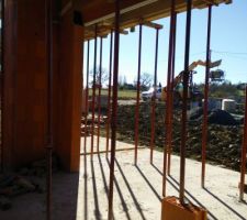 Vue vers la baie 5m sur 3, et coursive en porte &agrave; faux au-dessus