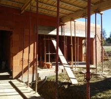 Entr&eacute;e, terrasse suite parentale au-dessus, garage en fond