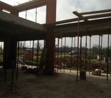 Les murs des &eacute;tages s'&eacute;l&egrave;vent avec emplacement des m&ecirc;mes baies vitr&eacute;es qu'au RDC