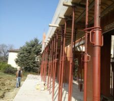 Poutres coursives en b&eacute;ton arm&eacute;e, en porte &agrave; faux, &eacute;tais de soutien le temps de sechage